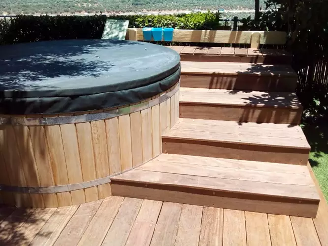 בניית מדרגות עץ